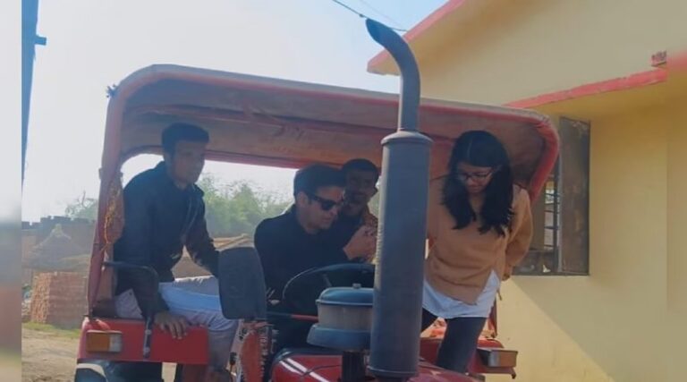 बेटी को ट्रैक्टर पर बैठाकर सरकारी स्कूल देखने पहुंचे मनोज बाजपेयी, फोटो वायरल