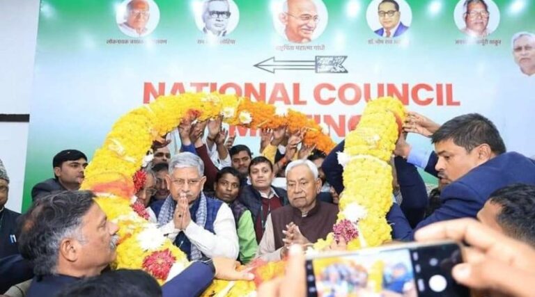 राष्ट्रीय अध्यक्ष बनते ही गरजे नीतीश कुमार, कहा- चुनाव में बीजेपी को हराना है, मजबूती से लड़ना है.