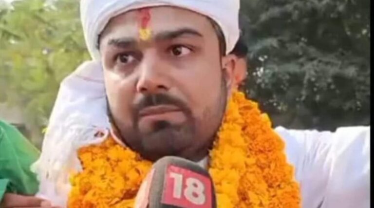 जेल से बाहर आते ही मनीष कश्यप ने दिखाए अपने तेवर, मां के साथ घर जाने की बजाय पहुंच गए दशरथ मांझी के गांव.