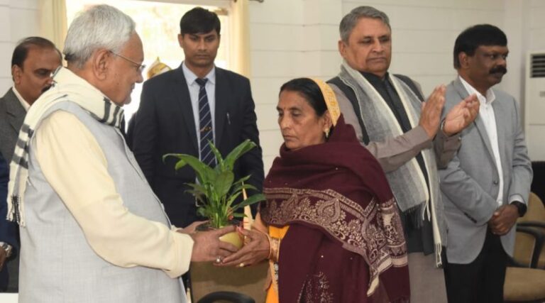मुखिया-सरपंच को हर महीने मिलती है 5000 सैलरी, नीतीश ने वार्ड सदस्यों समेत सभी की सैलरी दोगुनी करने का किया ऐलान.