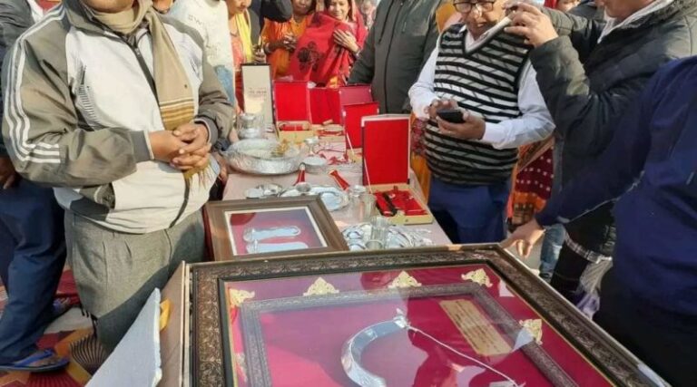 जनकपुर से 1100 बोझा अयोध्या के लिए रवाना, उपहार स्वरूप चांदी के बर्तन, धनुष-बाण और मिठाइयां भेजी जा रही हैं.