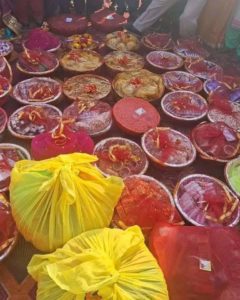 जनकपुर से 1100 बोझा अयोध्या के लिए रवाना, उपहार स्वरूप चांदी के बर्तन, धनुष-बाण और मिठाइयां भेजी जा रही हैं.