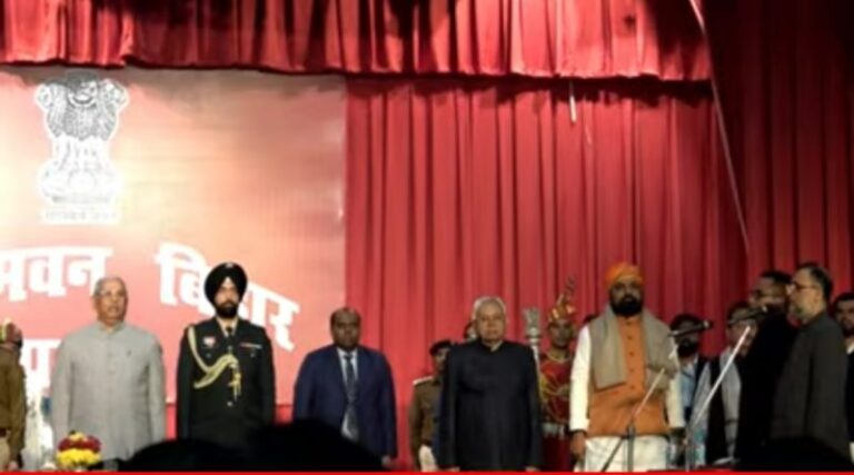 नीतीश शपथ ले रहे थे और नीचे जय श्री राम का नारा लग रहा था, न चाहते हुए भी सुशासन बाबू बीजेपी के साथ चले गए.