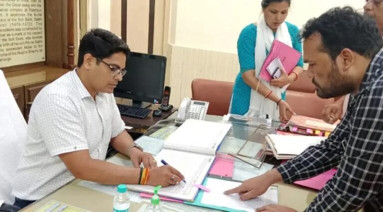 डीएम साहब की पिटाई, बीडीओ ने जूता खोलकर मारा, बैठक के दौरान जमकर हंगामा।