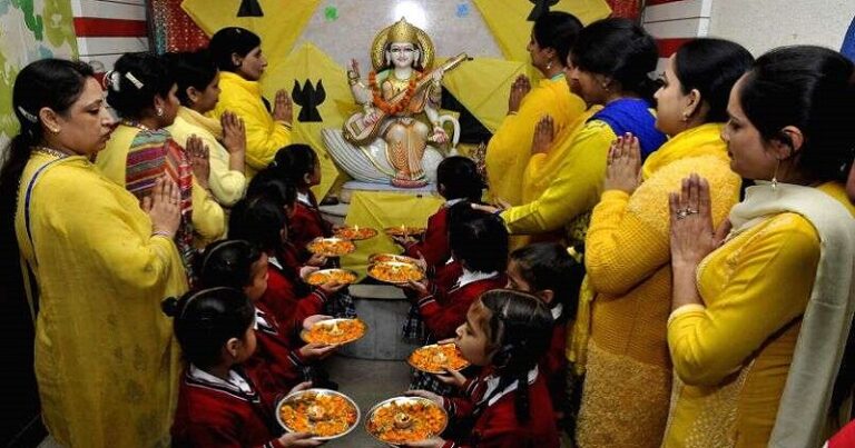 इस मंत्र से करें मां सरस्वती की पूजा, प्रसन्न होंगी ज्ञान की देवी, विद्यार्थियों को मिलेगा मनचाहा वरदान