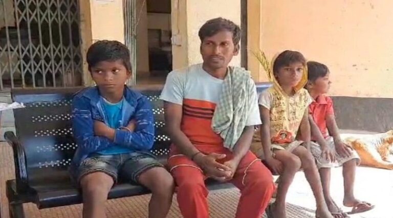 बिहार के इस रेलवे स्टेशन पर पति और तीन बच्चों को छोड़कर प्रेमी के साथ फरार हुई पत्नी, बच्चों का रो-रोकर बुरा हाल