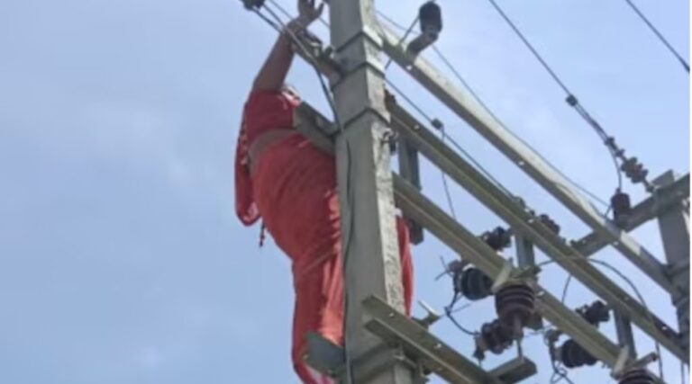 पति और प्रेमी दोनों के साथ रहना होगा…बिजली के खंभे पर चढ़ी 3 बच्चों की मां, घंटों चलता रहा ड्रामा