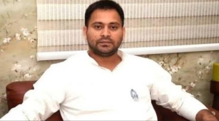 मानसून सत्र से गायब रहे तेजस्वी विदेश से पटना लौटे, कहा कि वे फिट होने गए थे क्योंकि 15 अगस्त से उन्हें लोगों के बीच जाना था।