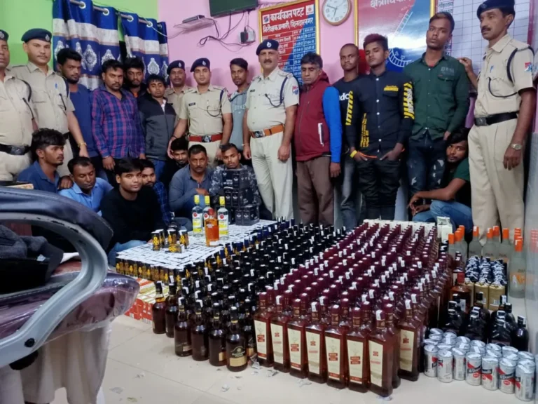 ट्रेन से शराब लेकर जा रहा तस्कर गिरफ्तार, 119 टेट्रा पैक और तीन बोतल अंग्रेजी शराब बरामद