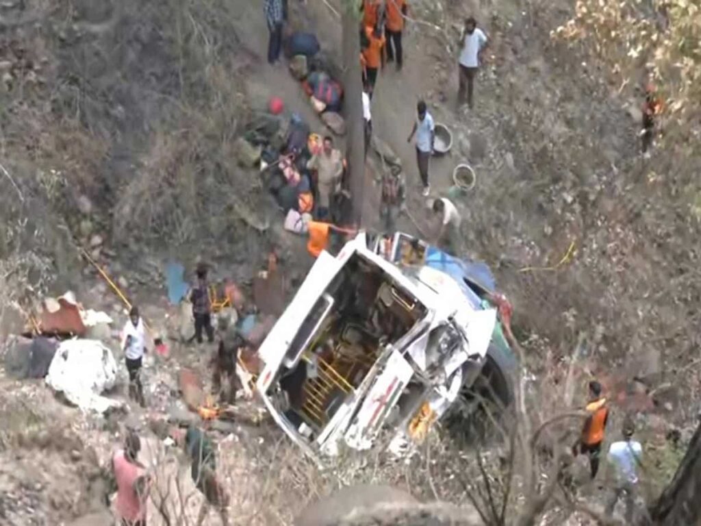कश्मीर में तीर्थयात्रियों की बस पर हमला, 10 की मौत: आतंकियों ने ड्राइवर को मारी गोली, फिर खाई में गिरी बस, मृतकों में अधिकतर यूपी के हैं Terrorism attack