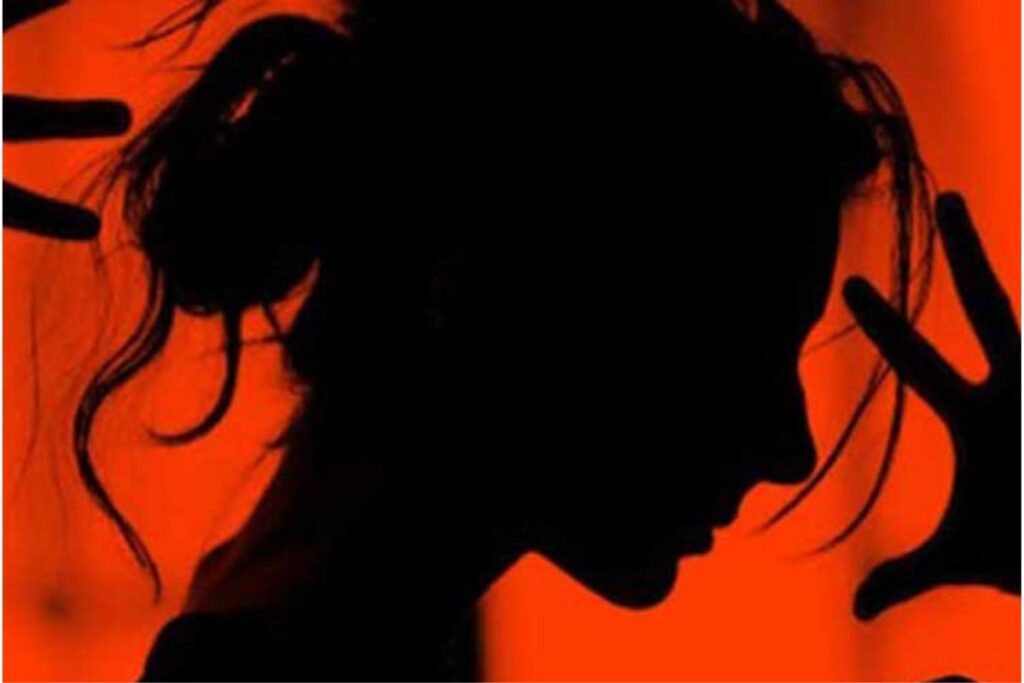 बिहार: छत पर सो रही नाबालिग के साथ हैवानियत, पड़ोसी ने गोदाम में ले जाकर किया गंदा काम बिहार: छत पर सो रही नाबालिग के साथ हैवानियत, पड़ोसी ने गोदाम में ले जाकर किया गंदा काम