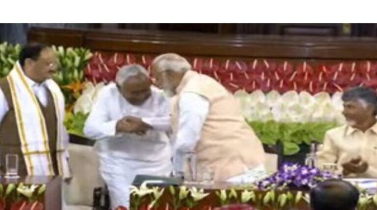 एनडीए बड़हिया दल की बैठक में नीतीश ने पीएम मोदी के पैर छूकर लिया आशीर्वाद, कहा- आपके नेतृत्व में करेंगे काम