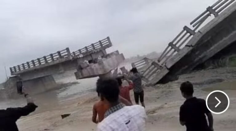बिहार के अररिया में उद्घाटन से पहले ही ढह गया 12 करोड़ का पुल, वीडियो देखकर लग रहा है सीमेंट नहीं बल्कि ‘राख’ का इस्तेमाल किया गया था